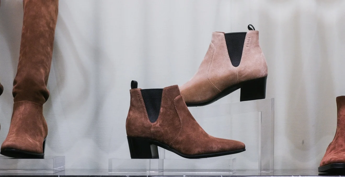 des-bottines-en-daim-aux-lunettes-l-elegance-selon-prada